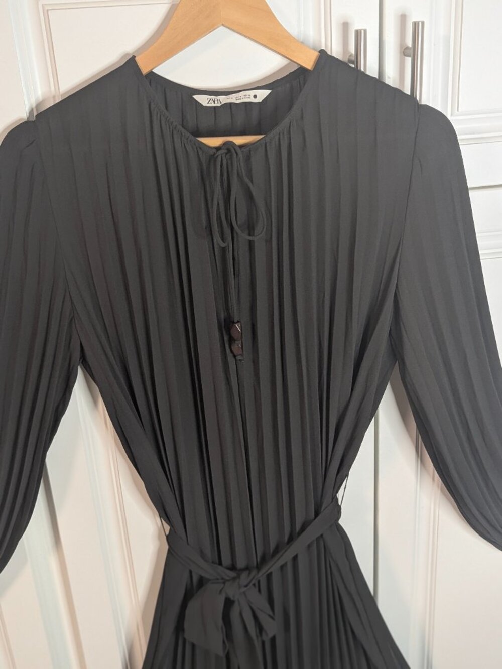 Zara Pleated Maxi Dress Black Belted Beaded Tie Neck Blouson Sleeve M Minimalist - Picture 4 of 16